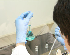 研究現場で用いられる多彩な機器に触れながら、活きた知識を学ぶ