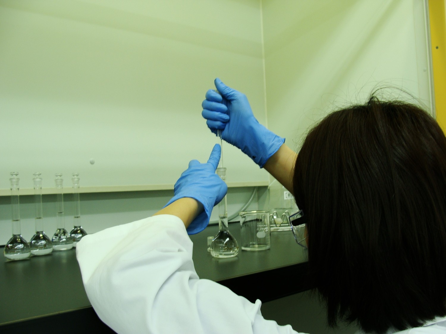 大手メーカーでの医薬品分析業務
