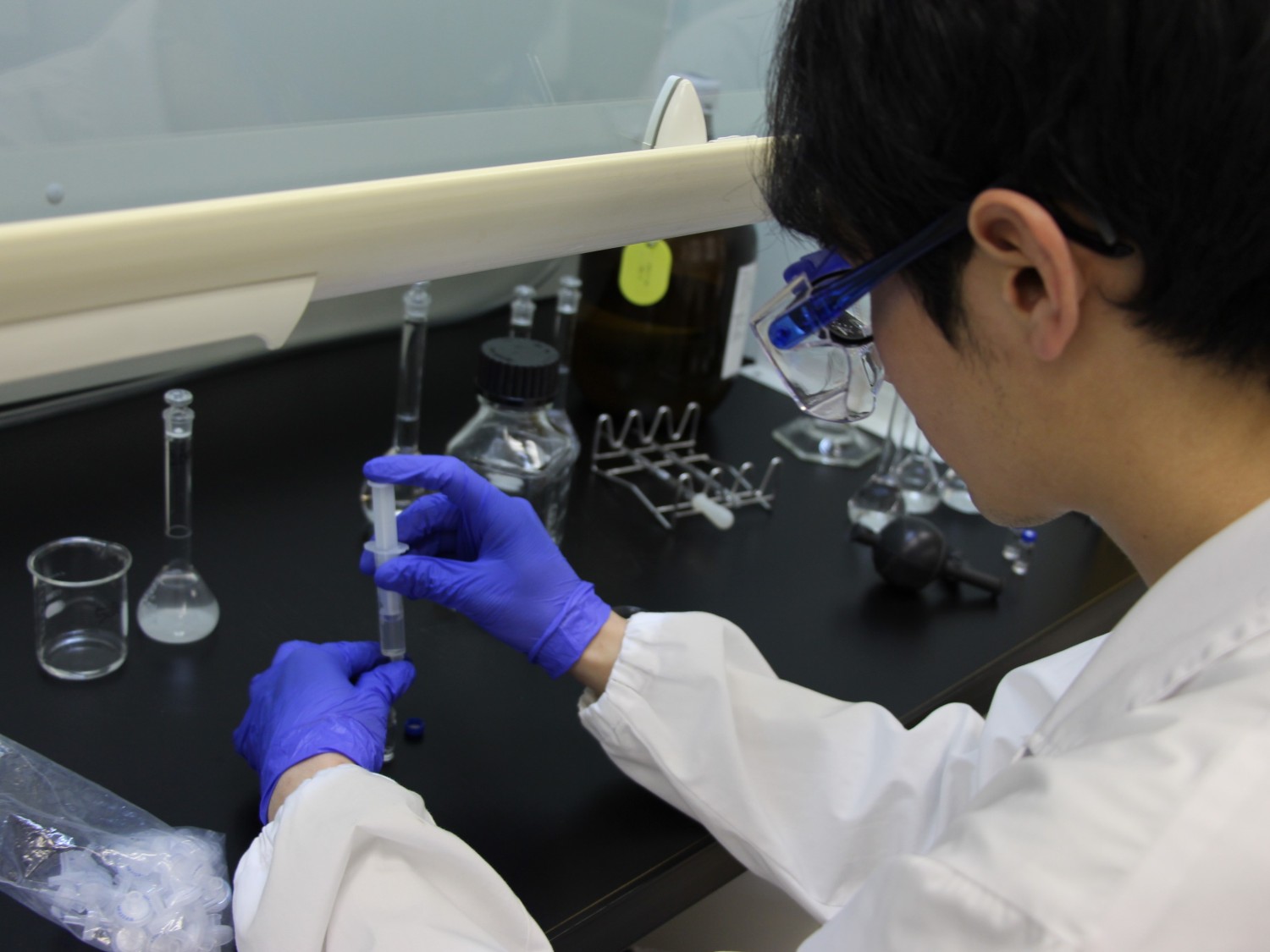大手化学メーカー関連会社での化学実験業務