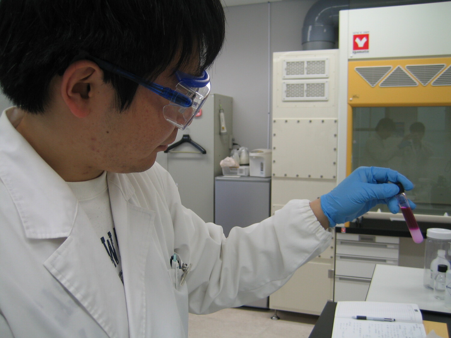 綺麗な研究所での化学分析業務