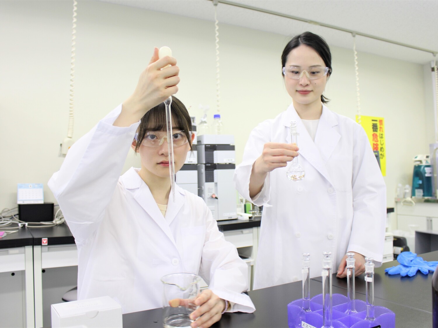 化学メーカーでの実験アシスタント