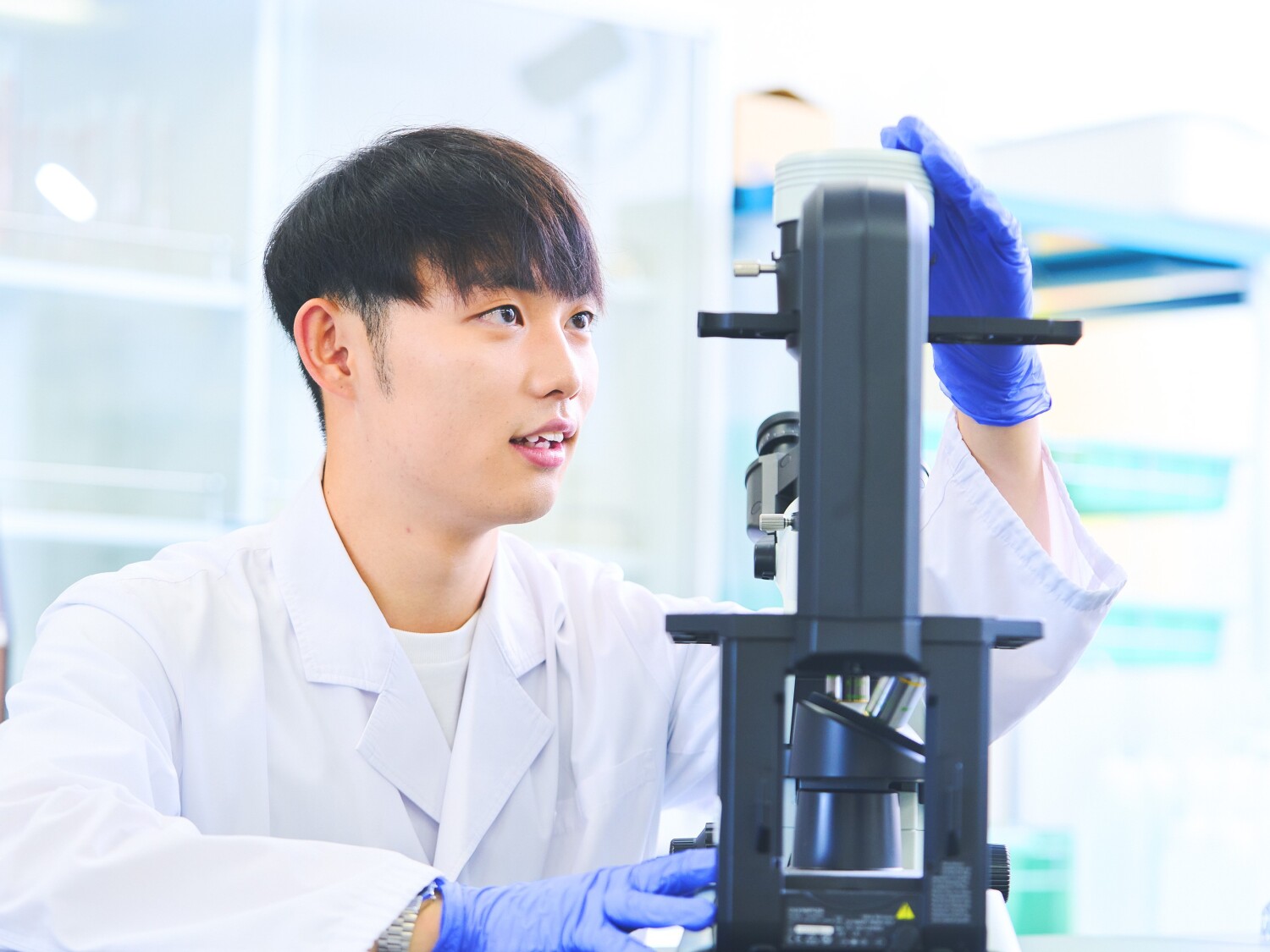 医薬品の品質試験業務(理化学試験や生化学分析など)