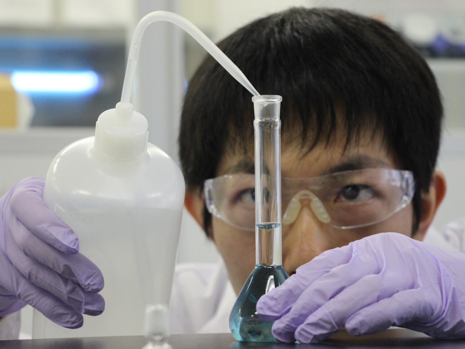 化学メーカーでの化成品研究補助