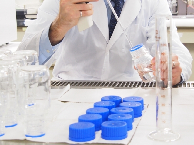 細胞培養や遺伝子実験等を行う創薬の基礎研究/土日祝休み
