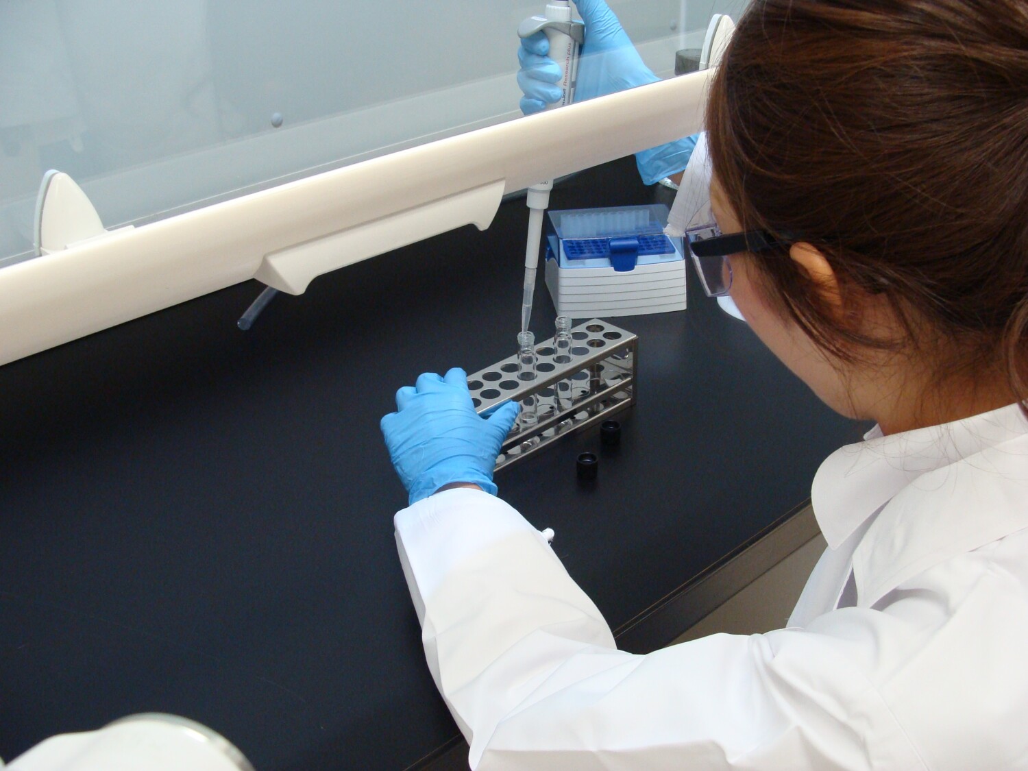 化学メーカーで新素材開発のための合成実験