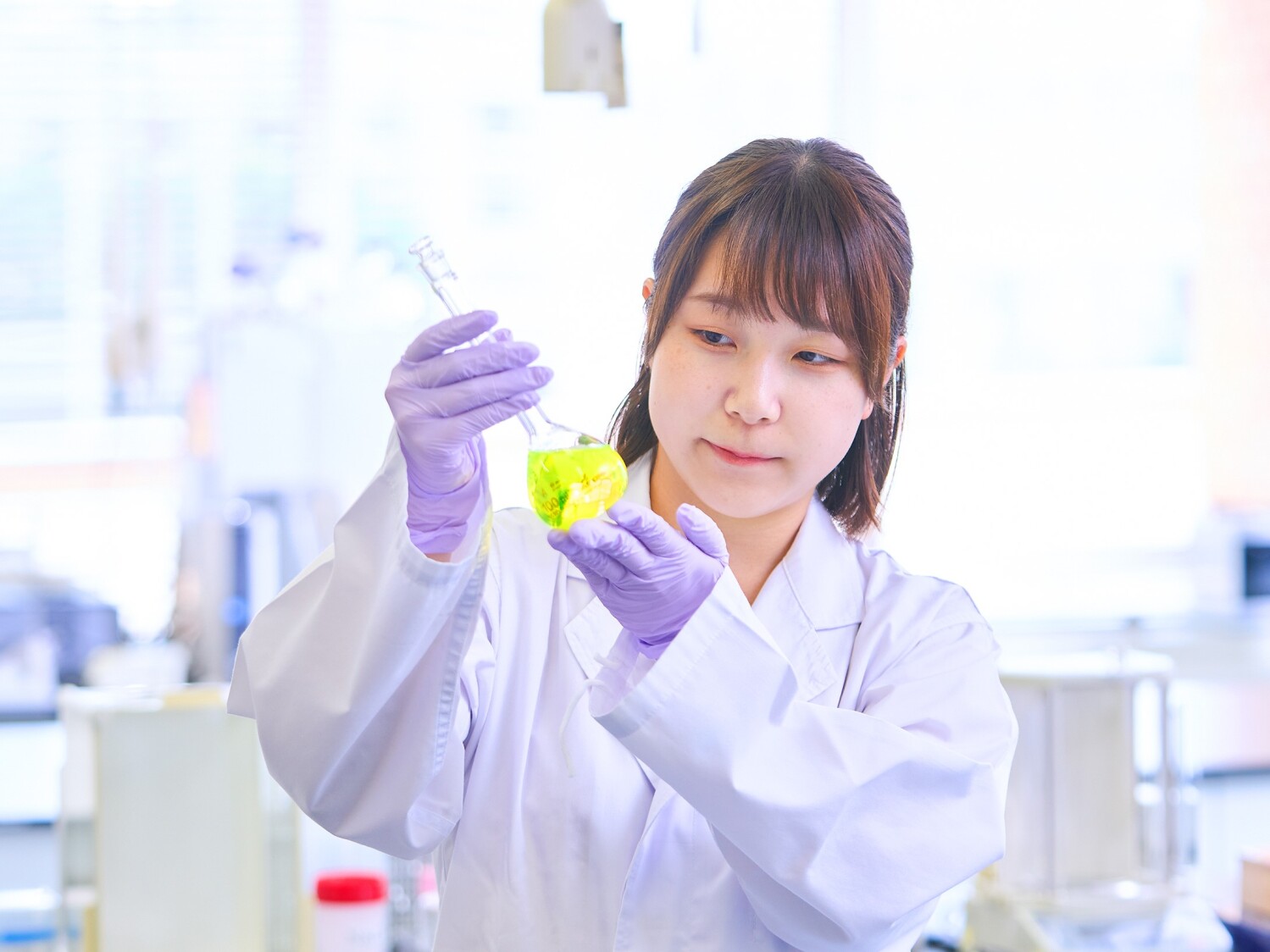 医薬品の理化学試験業務(HPLCなど使用)