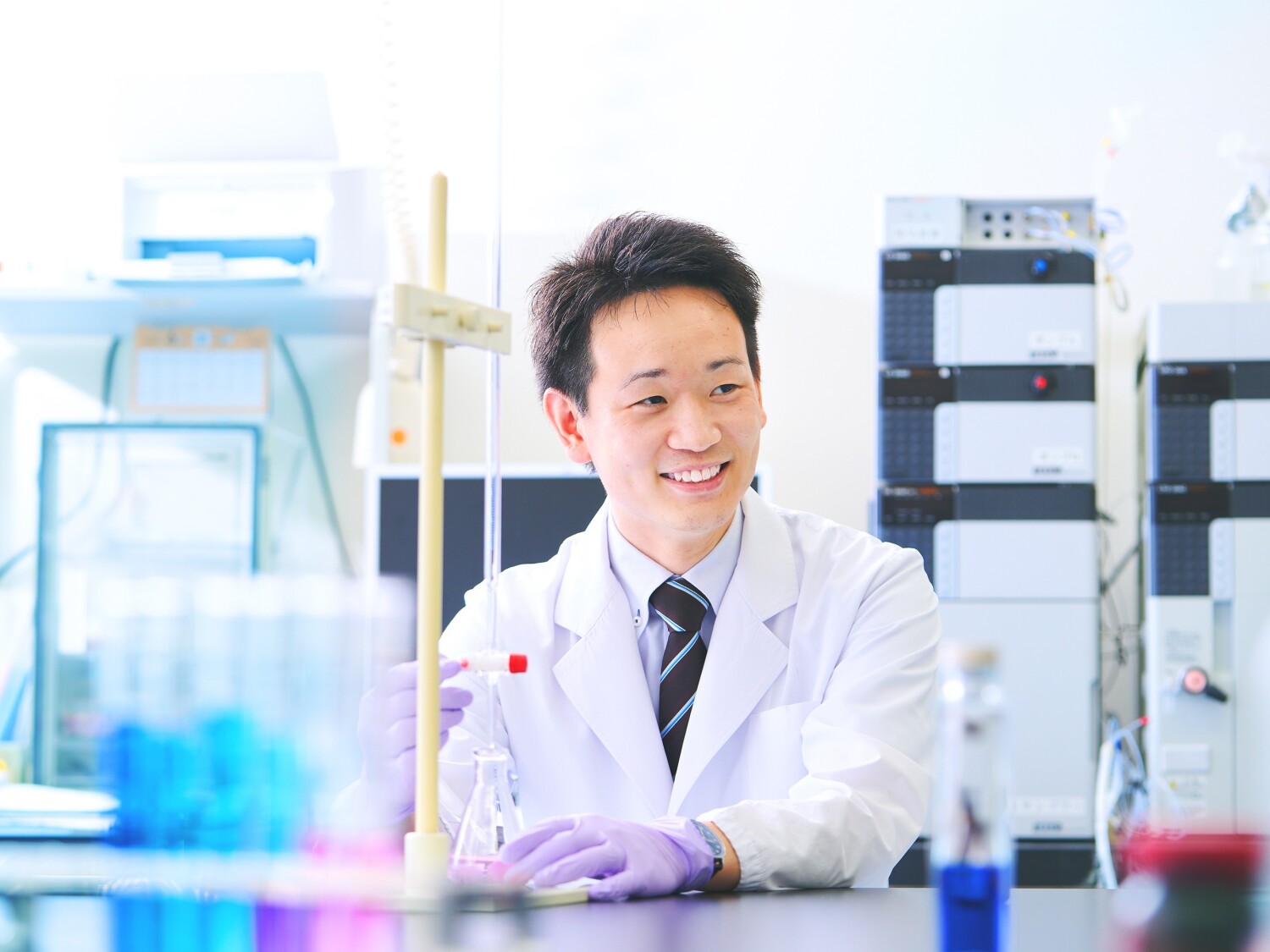 化学メーカーでの分析業務(化学分析や試薬調整など)