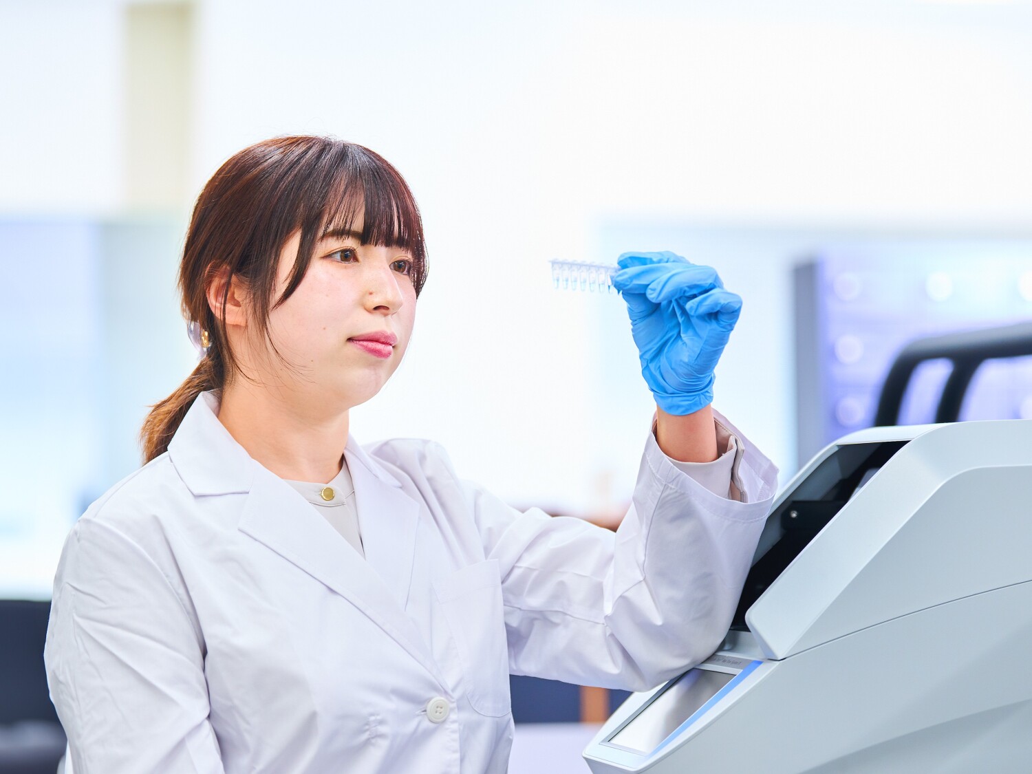 【神戸市西区】医薬品メーカーで品質試験/PCRやpHメーター使用/車通勤OK/主婦さん活躍中☆