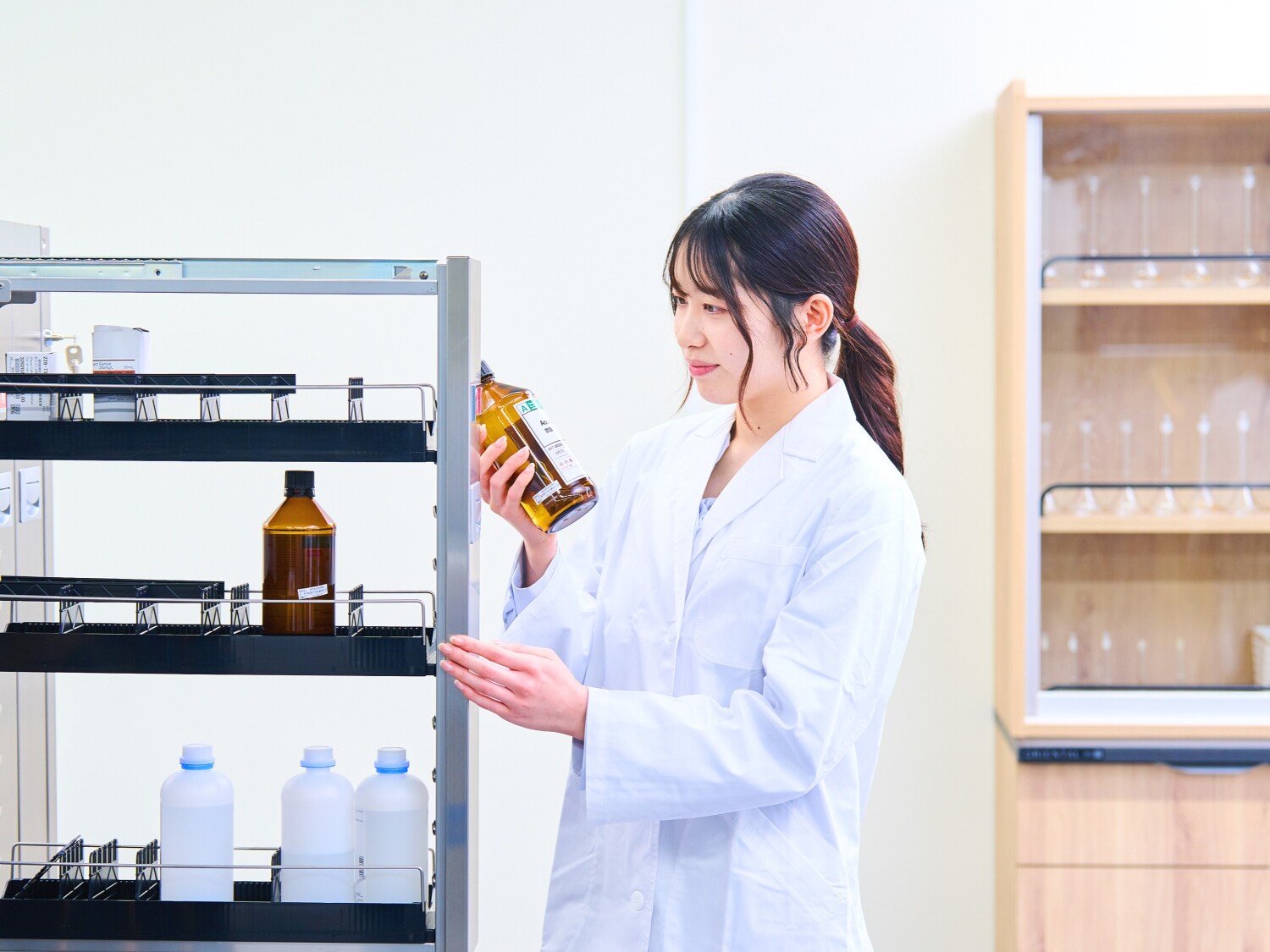 【神戸市西区】医薬品メーカーで品質管理のお仕事/試験検査と試験結果・記録のチェックをお任せ/社バスあり/実務未経験の方歓迎!/車通勤相談可☆/OJT教育あり