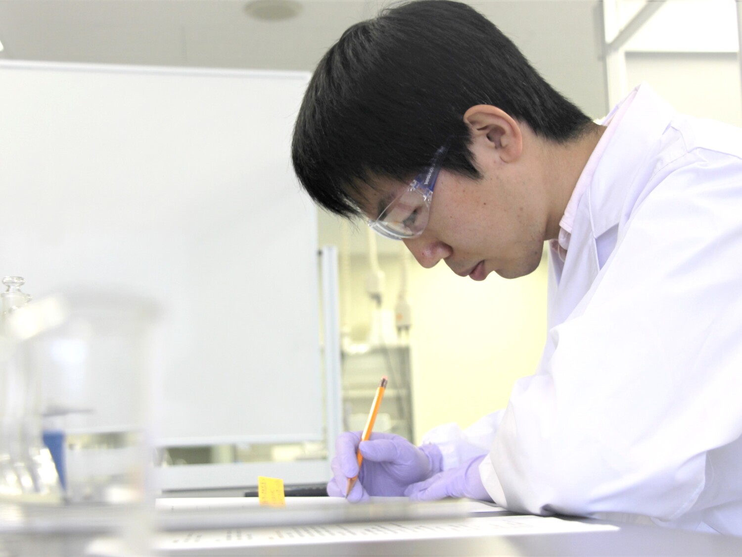 エポキシ・アクリル樹脂の工業用接着剤の研究開発担当