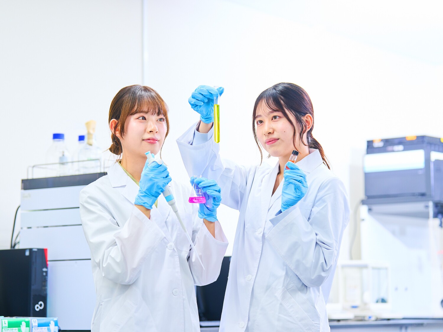 【尼崎市】化学薬品の検査補助(製品や原材料の評価)/実務未経験歓迎